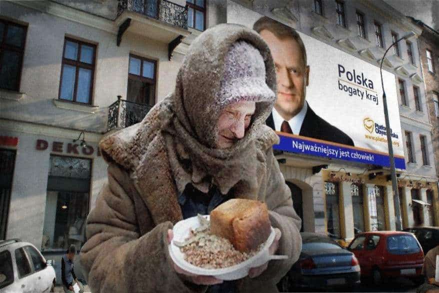 На фона, вдясно, се вижда изборния плакат на Доналд Туск, бивш премиер на Полша, понастоящем председател на Съвета на Европа. Лозунгът гласи: "Полша–богата държава" и долу–"Най-важен е човекът".
