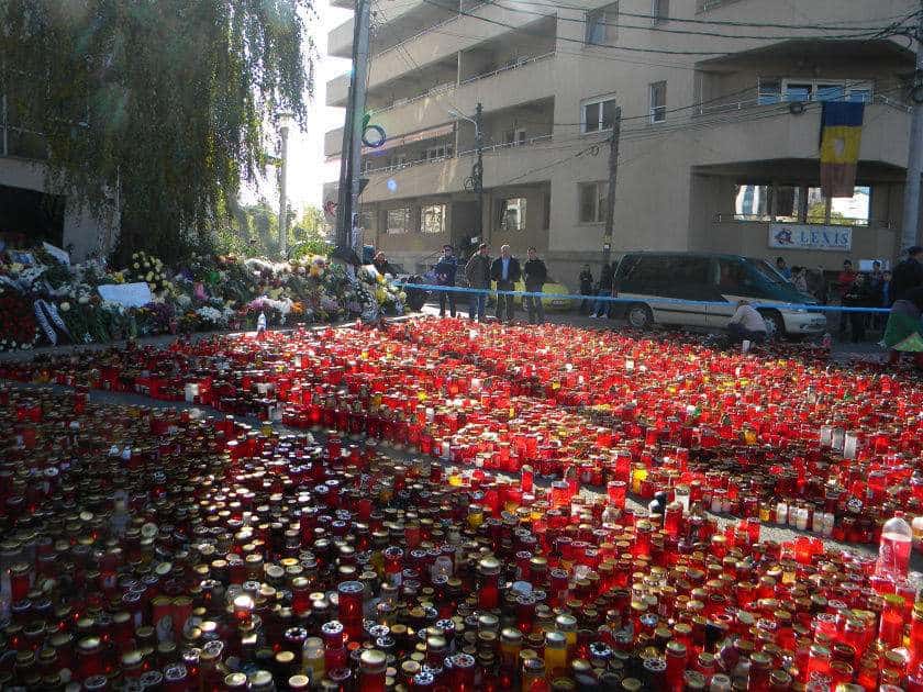Хилядите свещи, оставени от жителите на Букурещ в памет на загиналите в клуб „Колектив“ (източник: Wikipedia)