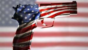 Пистолет, на фона американското знаме.
