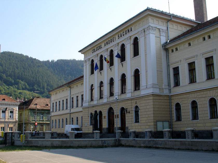 Colegiul ”Andrei Saguna” în Brașov – un din cei mai elite școli din România. Însă elevi de la locuințele mici nu au șanse să ajungă la universitate. (sursă: Wikipedia)