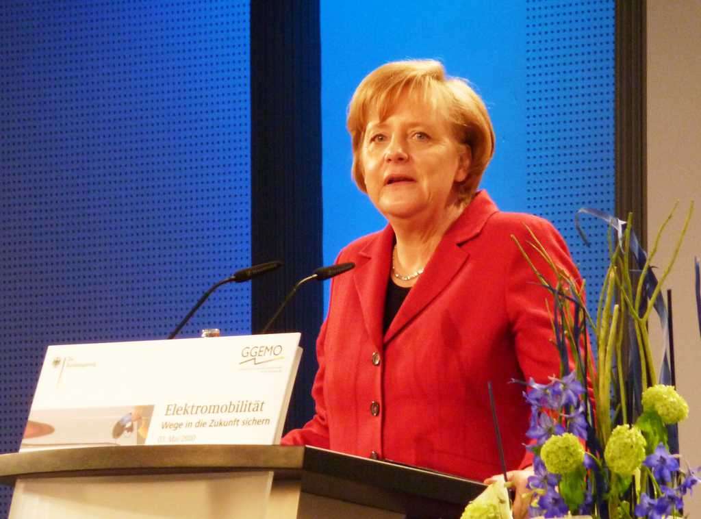 Правителството на Ангела Меркел закрепя социалната държава в Германия, но продължава да настоява южните членки на еврозоната да прилага строги икономии