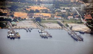 Част от пристанището в базата Камран, Виетнам
