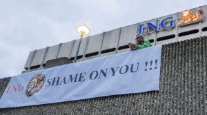 „Засрамете се!”–с такъв плакат, опънат на сградата на ING в Брюксел реагираха служителите там на вестта за предстоящите уволнения.