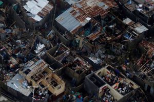 Къщи с отнесени от урагана покриви в една от засегнатите зони на Хаити