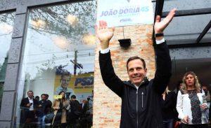 Новият кмет на Сао Пауло Жоао Дориа-младши приветства привърженици след изборната си победа