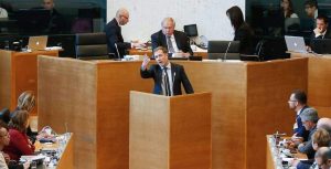 Премиерът на Валония Пол Маниет в регионалния парламент при налагането на ветото на CETA