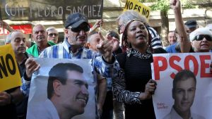 Поддръжници на Педро Санчес блокираха улицата пред сградата на ИСРП в Мадрид, докато вътре заседаваше федералният съвет