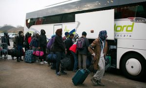 Всеки автобус откарва по около 50 души към различни точки на Франция