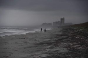 Плажовете във Флорида се опразниха пред настъпващото бедствие