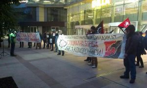 20-30 души се събраха снощи пред БНТ, за да демонстрират солидарност със стачкуващите миньори. Снимка: Барикада