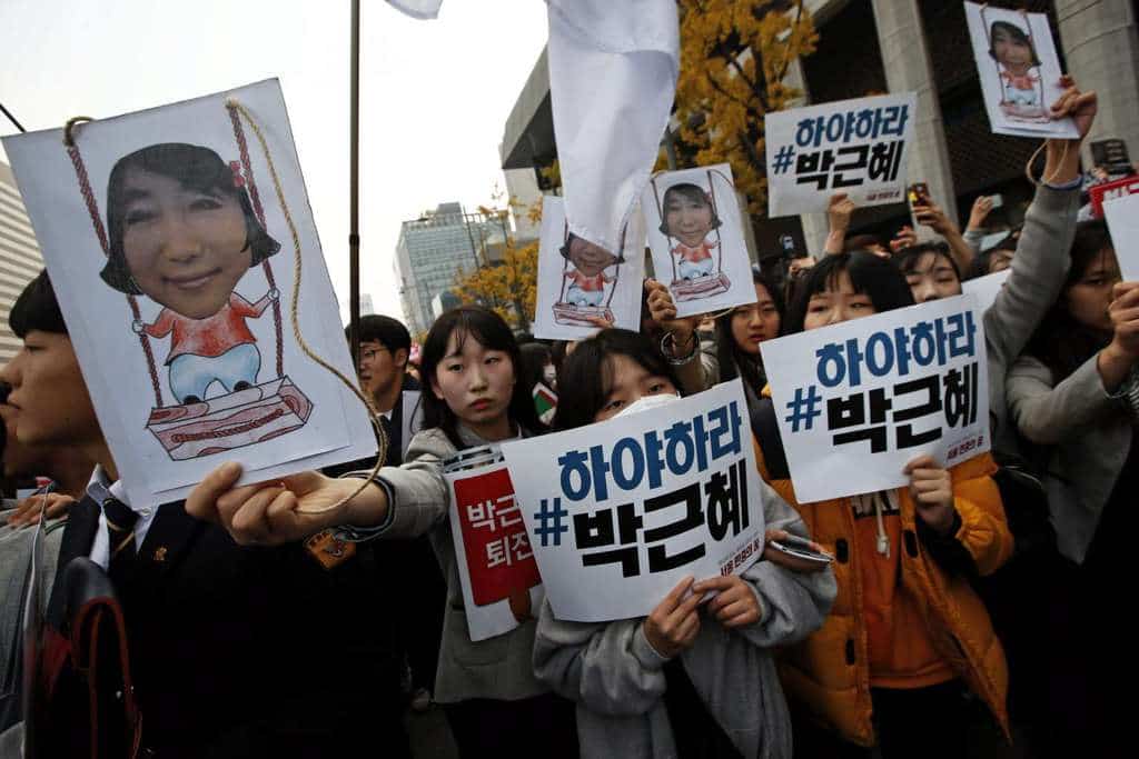 Студентска демонстрация в Сеул с искане за оставка на президентката Пак Кън Хе