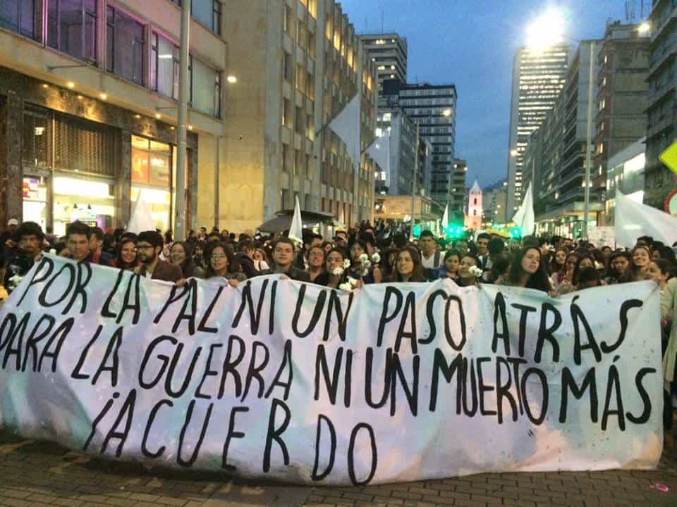 "За мира–нито крачка назад. За войната–нито един мъртвец повече. Споразумение!"–с този лозунг студентско шествие преминава през улиците на Богота.