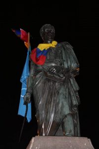 Дори и паметникът на Симон Боливар, Освободителя на Латинска Америка, разположен на едноименния площад в Богота, бе мобилизиран в подкрепа на мира и заметнат от националния флаг