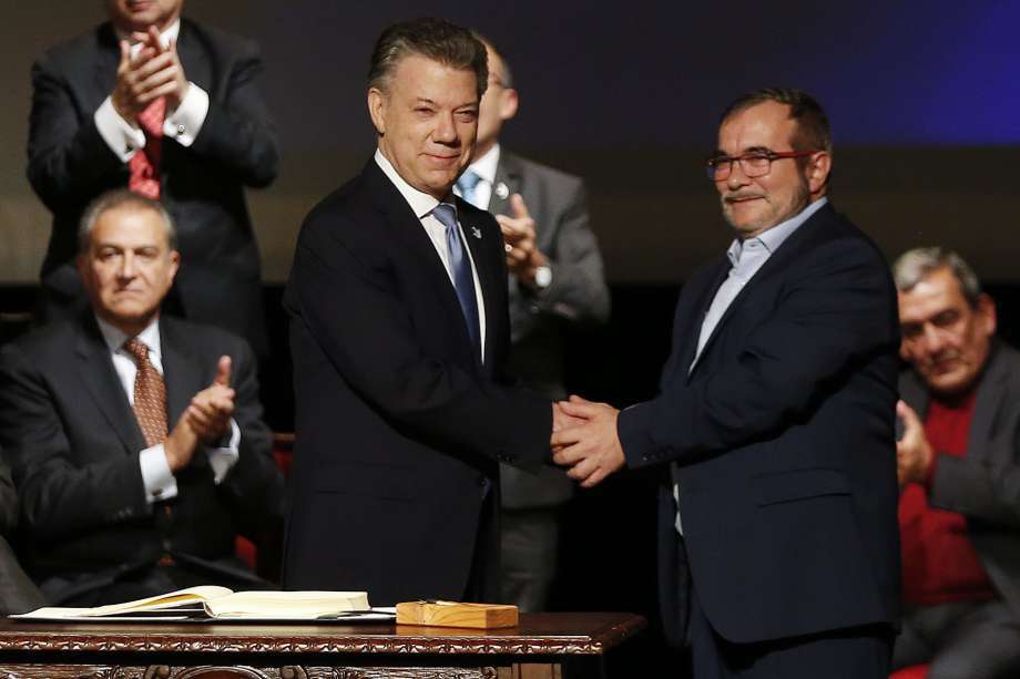 Президентът на Колумбия Хуан Мануел Сантос и представителят на ФАРК Родриго Лондоньо подписаха в Богота втори и окончателен вариант на мирното споразумение