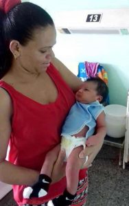 Малкият Фидел Алехандро Акоста, който тук е гушнат от майка си, е роден в същия ден, в който си тръгнал Ел Команданте