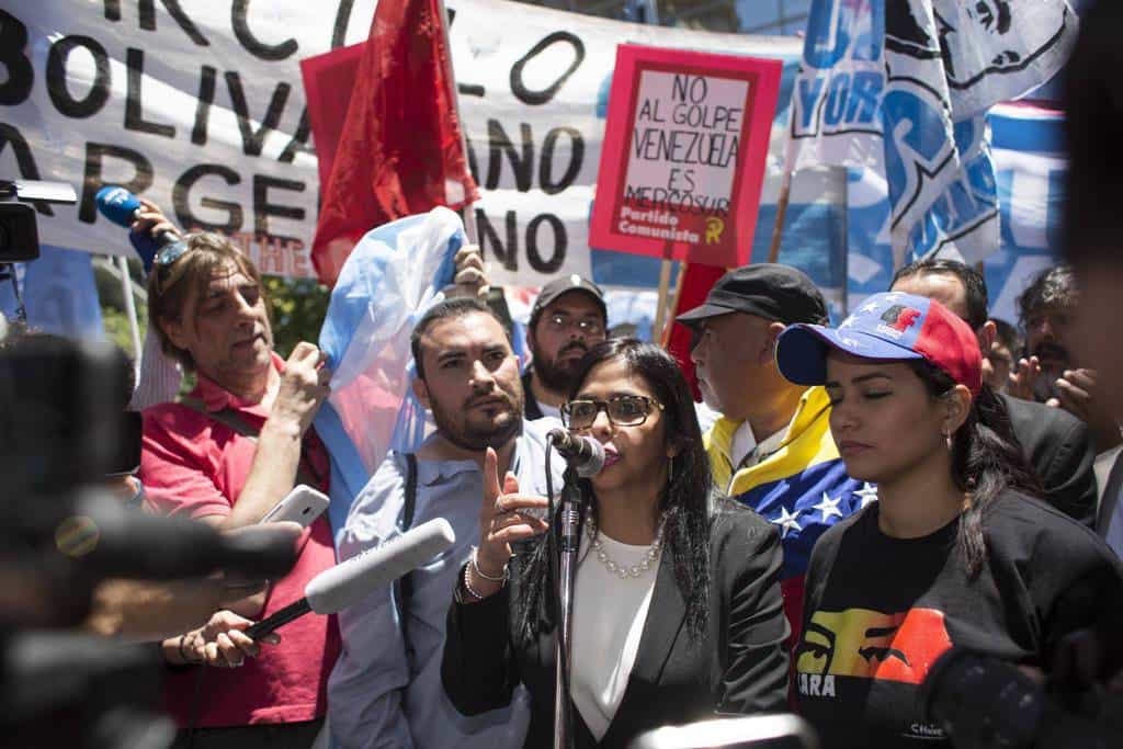 Делси Родригес говори сред демонстрантите пред аржентинското външно министерство