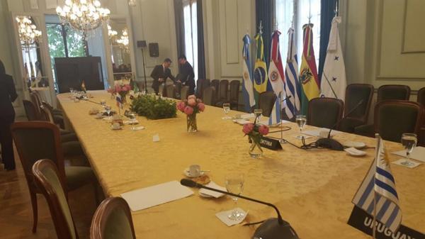 Снимката на празната зала и маса, която Делси Родригес качи в Туитър