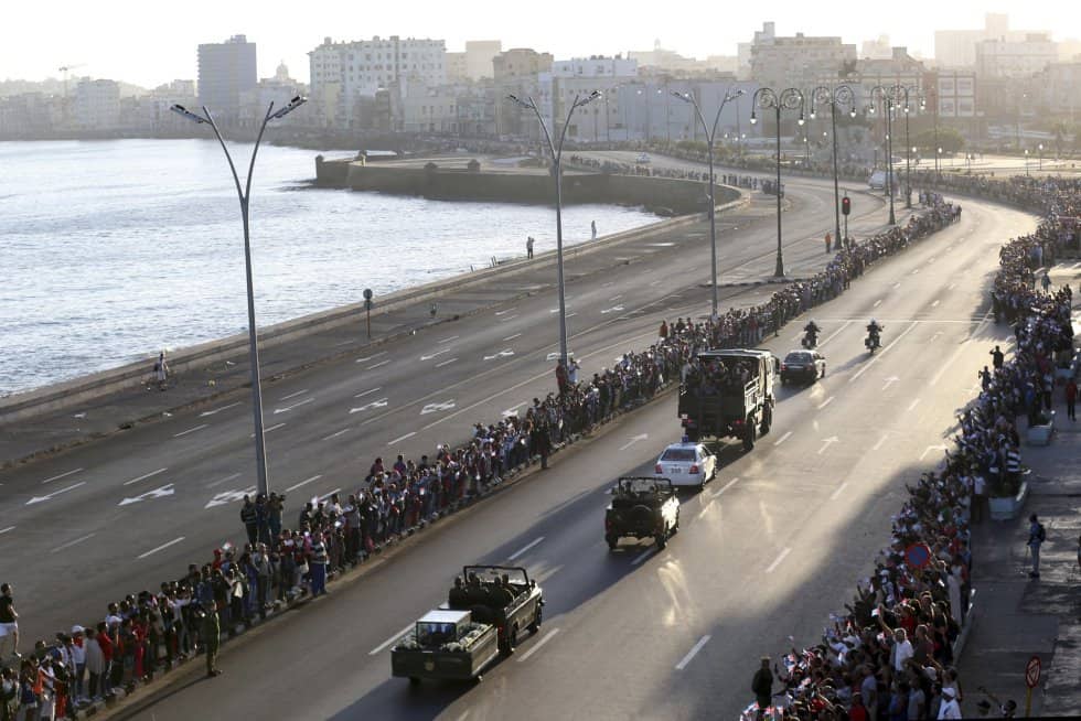 Шпалир от хиляди хора изпраща Фидел на хаванския крайбрежен булевард Малекон