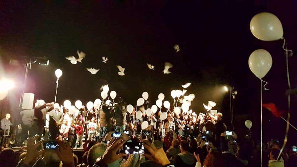 Бели балони и гълъби изпрати в небето над „мъртвата” зона, разделяща Никозия, митингът в подкрепа на преговорите между двамата кипърски лидери.