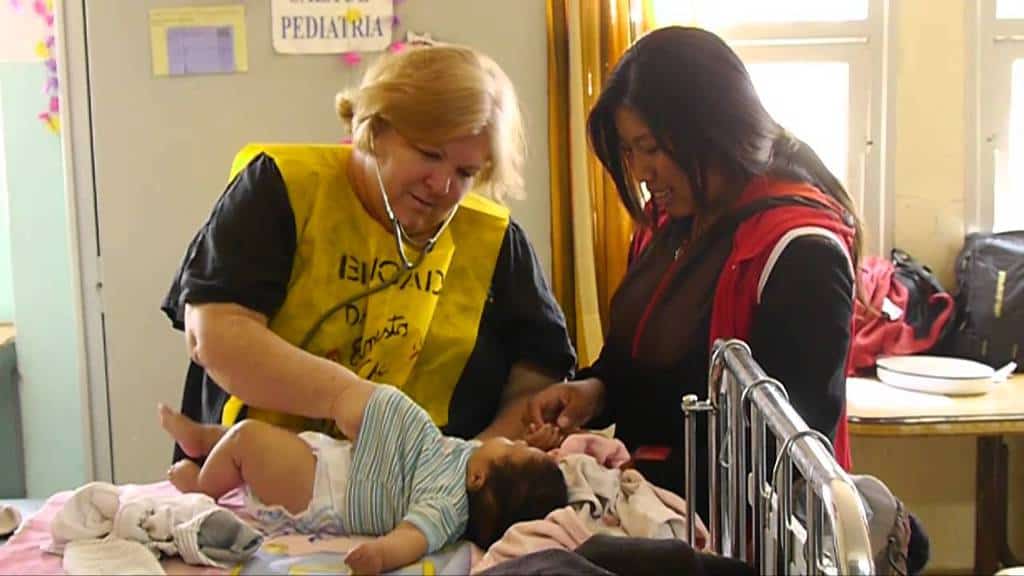 Алейда преглежда малък пациент по време на участието си в медицинската бригада в Аржентина