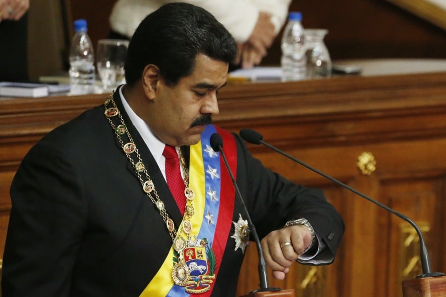 Атаките от страна на Националното събрание няма как да не напомнят на венесуелския президент Николас Мадуро съдбата на някогашния чилийски президент социалист Салвадор Алиенде, погубен от държавен преврат