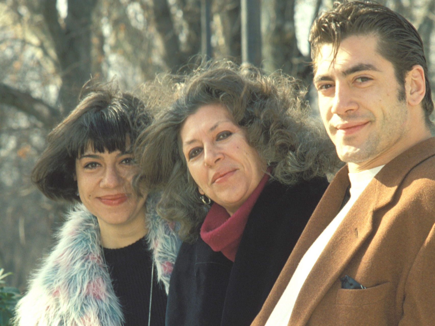 Моника Бардем (крайната вляво) с майка си Пилар и брат си Хавиер през 80-те. Снимка: elespanol.com