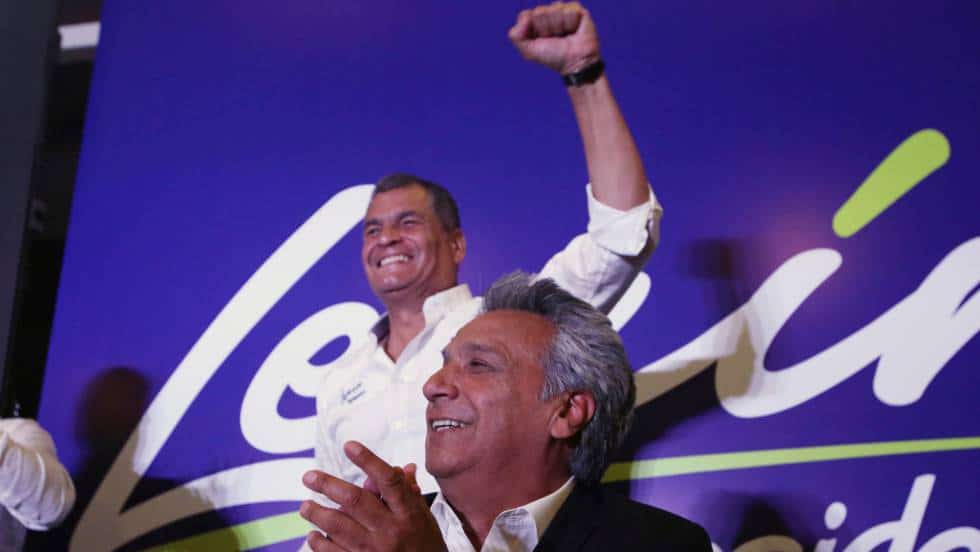 Сегашният президент Рафаел Кореа с вдигнат юмрук и широка усмивка нарече "победа" класирането на Ленин Морено (на преден план) начело в първия тур на изборите. Снимка: elpais.com