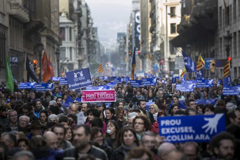 160 000 души излязоха по улиците на Барселона, за да настоят испанската държава да изпълни ангажимента си по квотите на ЕС и да приеме полагаемите ѝ се бежанци. Снимка: elpais