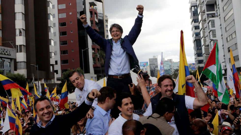 Гийермо Ласо вече приема овации по улиците, убеден, че с общите гласове на опозицията ще победи на балотажа. Снимка: elpais.com