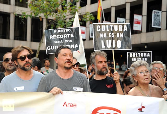 Хавиер и Карлос Бардем (на преден план вляво) и майка им Пилар (вдясно) по време на протест в Мадрид през 2012 г. срещу орязванията на средства за култура. "Културата не е лукс", пише на плакатите. Снимка: alexanderhiggins.com