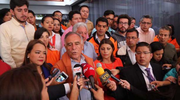 Пако Монкайо (в центъра) вече декларира, че няма да подкрепи Ленин Морено и призова Гийермо Ласо за "национален диалог". Снимка: elcomercio.com