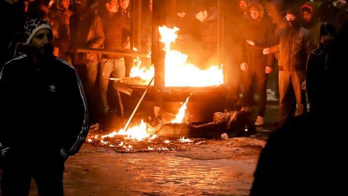 Протестите в Букурещ доведоха до улични размирици. Снимка: SBS