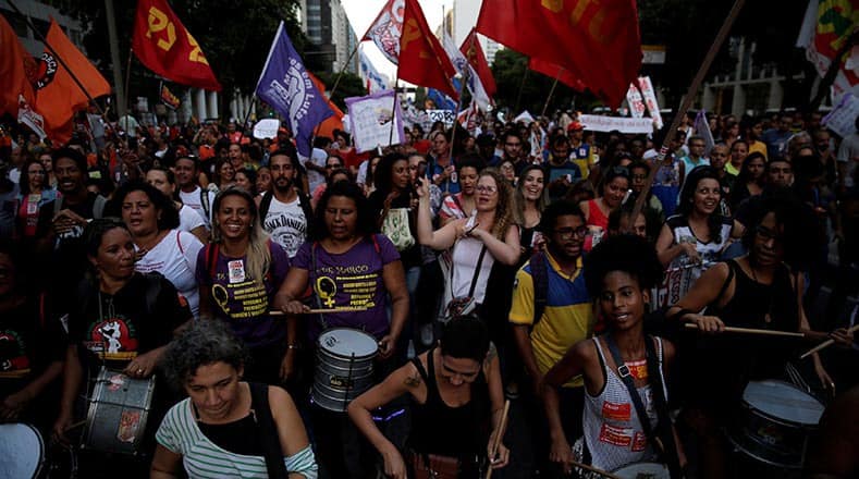 В Рио де Жанейро също протестираха срещу пенсионната реформа. Снимка: telesurtv