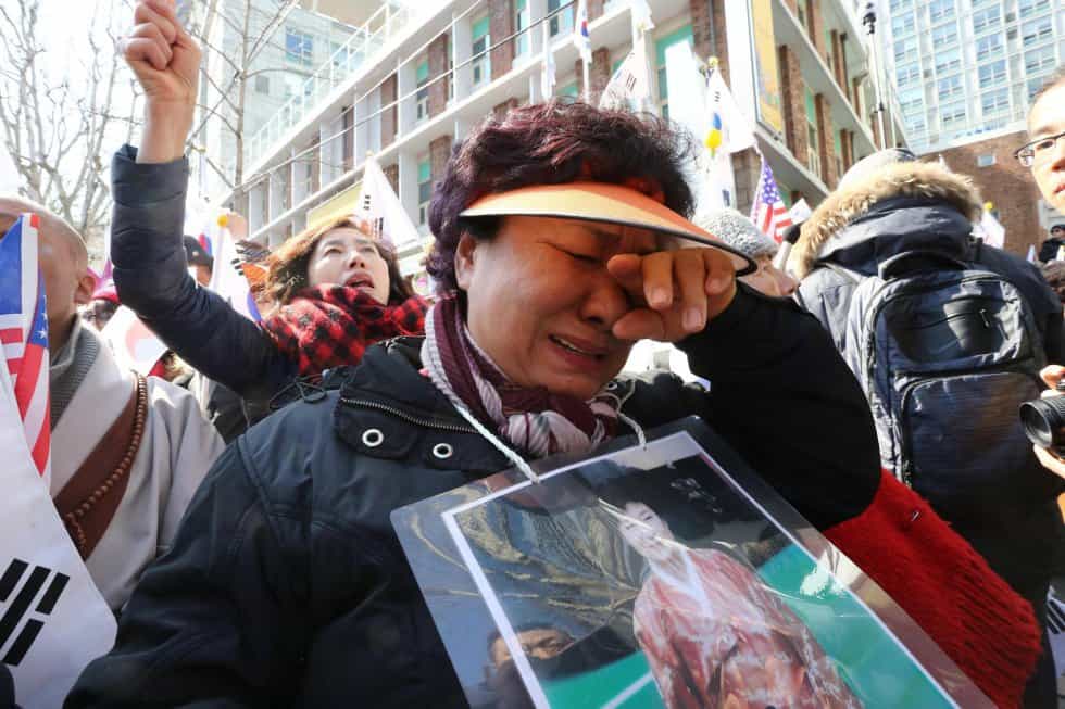 Едни демонстранти в Сеул плачеха, други празнуваха вестта за окончателното отстраняване от власт на президентката Пак Гън-хе. Снимка: EFE