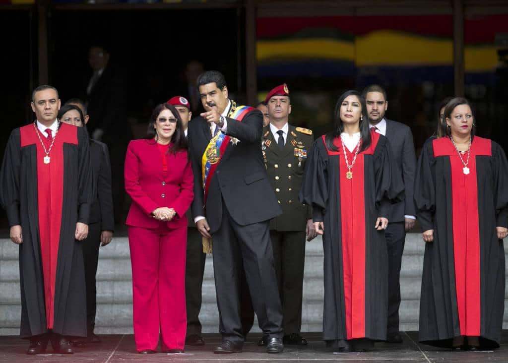 Президентът Николас Мадуро и съпругата му сред членове на Върховния съд. Снимка: elpais.com