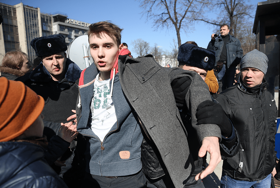 Задържане на млад участник в протеста на площад "Пушкин" в Москва. Снимка: ТАСС