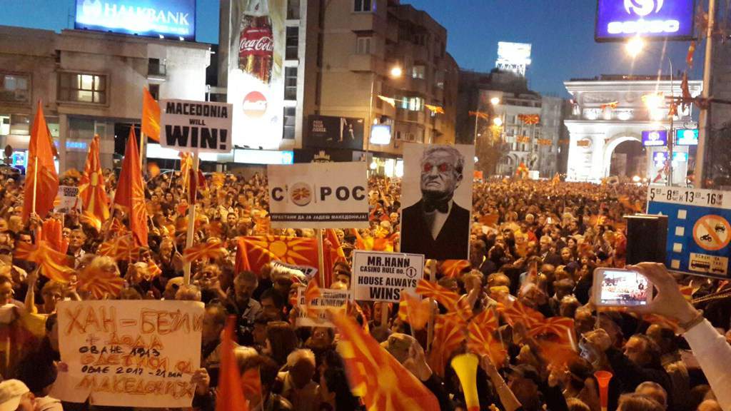 Улиците на Скопие посрещнаха Йоханес Хан с демонстрации. Снимка: republika.mk