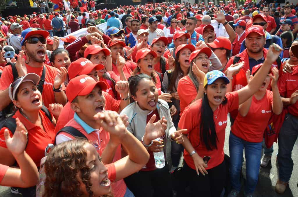 Привърженици на Боливарската революция преминаха в масови мирни шествия из улиците на Каракас. Снимка: resumenlatinoamericano