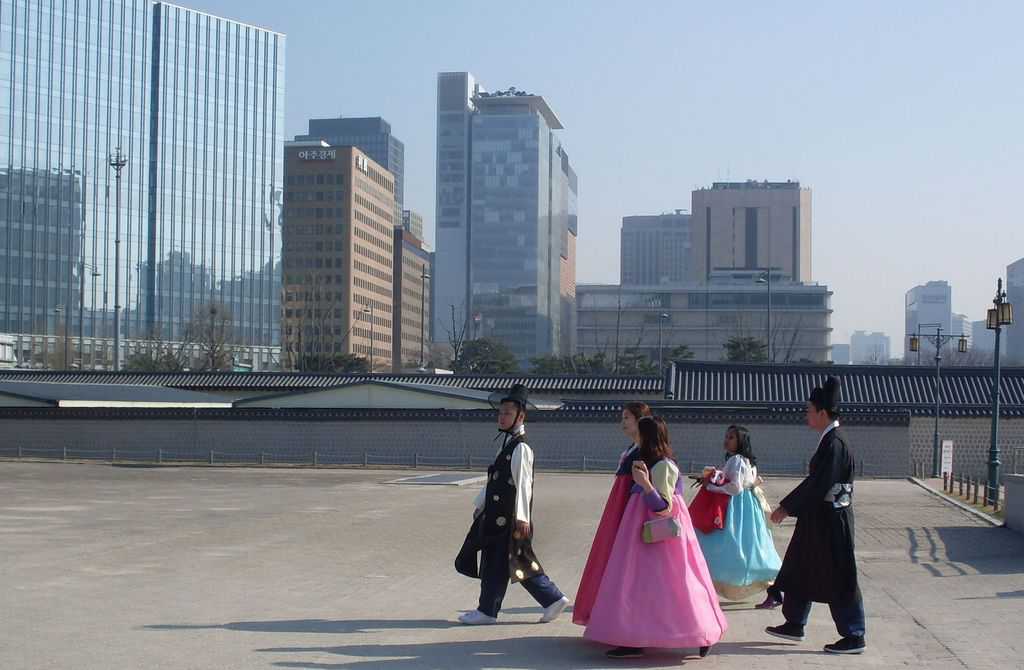 Южнокорейци в носии ханбок излизат от двореца Кьонбокун на фона на модерен Сеул. Снимка: Къдринка Къдринова