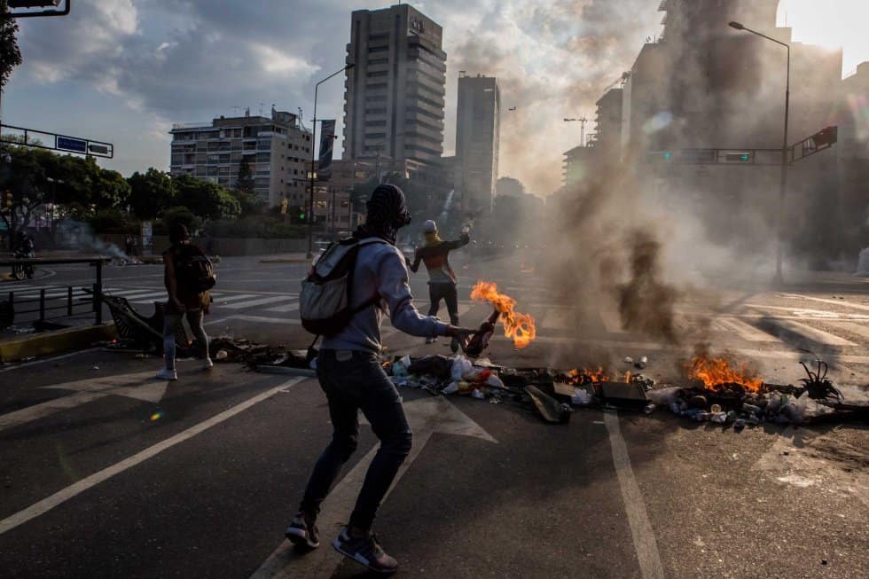 Демонстранти мятат коктейли "Молотов" по полицаи в източната част на Каракас. Снимка: ЕФЕ