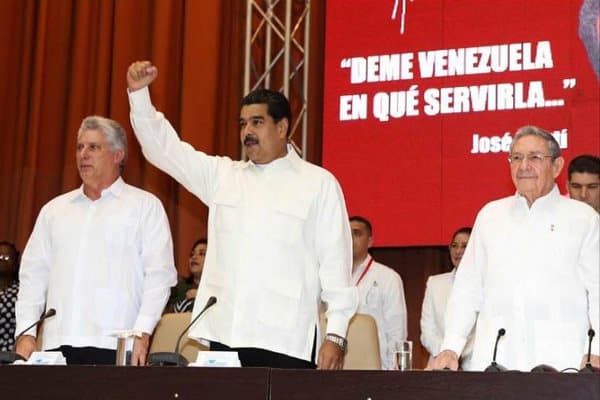 Николас Мадуро (в средата) увери съюзниците си от ALBA по време а среща на организацията в Хавана, че ще отстои Боливарската революция, Снимка: TeleSUR
