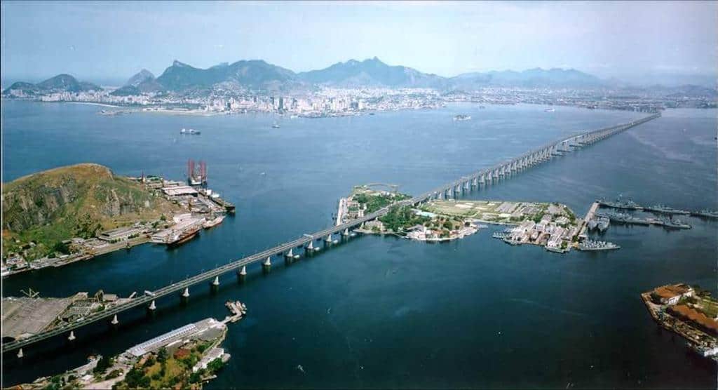 Един от най-дългите мостове в Латинска Америка–свързващият Рио де Жанейро с индустриалния му сателит Нитерой, също бе блокиран от стачниците. Снимка: SkyscraperCity