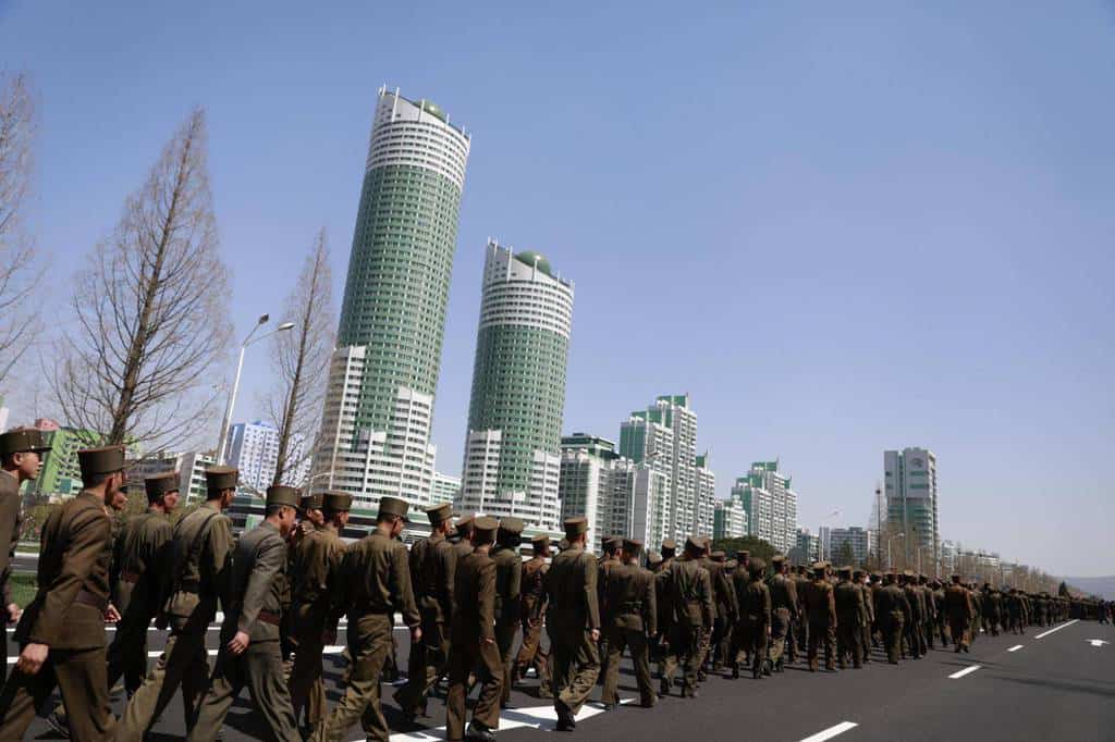 Севернокорейски войници крачат по гордостта на правителството–новия булевард „Рьомйонг” в Пхенян. Снимка: ЕФЕ