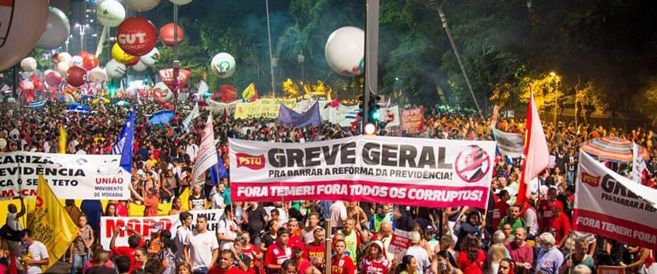 "Обща стачка. Долу Темер. Доле всички корумпирани," пише на водещия плакат на това протестно шествие в рамките на националната стачка в Бразилия. Снимка: Туитър 