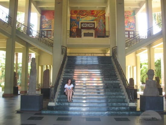 Вътрешната стълба в Националния дворец днес е заобиколена от произведения на изкуството. Снимка: Фейсбук