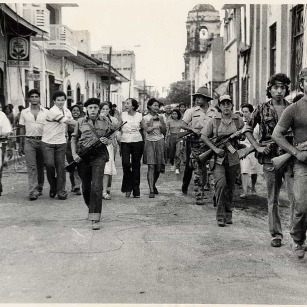 Дора Мария Тейес (на предна линия, вляво) във финалната фаза на войната на сандинистите срещу Сомоса, когато цели градове въстават и ги подкрепят. Снимка: архив