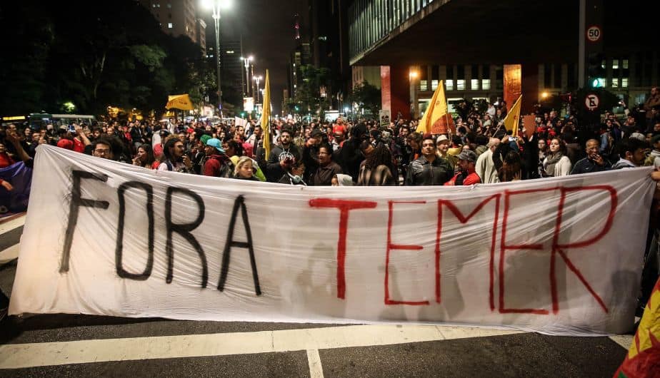 "Вън Темер" пише на лозунга на тези демонстранти, събрали се в центъра на Сао Пауло веднага след разгласяването на новината за изобличаващите президента записи. Снимка: EFE