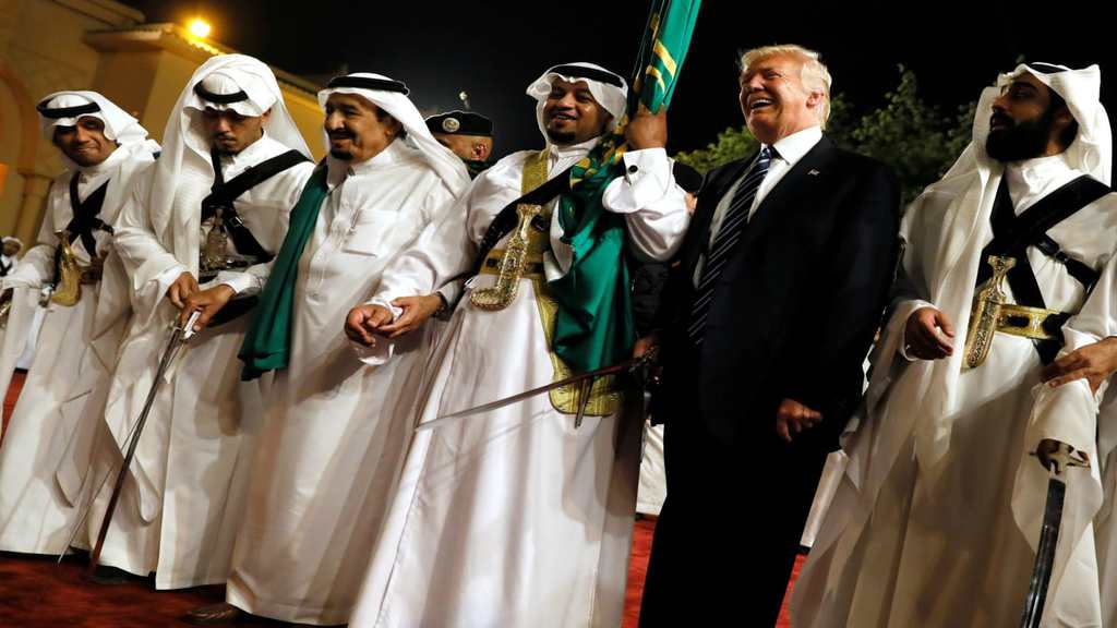Тръмп размахва сабя по време на ритуалния "танц на войната", с който го посрещат на официалния прием в Саудитска Арабия. Снимка: Daily Best