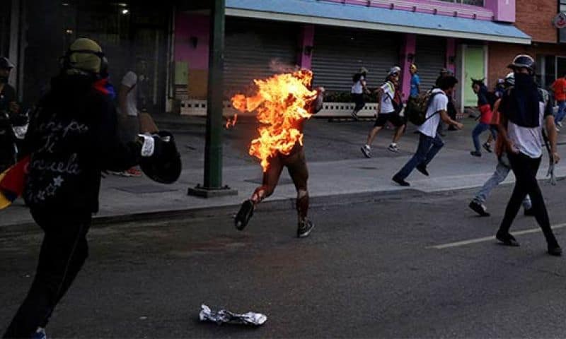 Пламтящият Орландо бяга от нападателите си. Източник: Туитър, PSUV