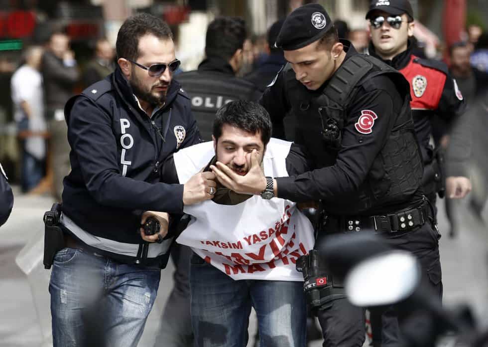 Турски полицаи арестуват демонстрант, който ес опитва да стигне до истанбулския площад "Таксим"–знаково място за първомайските митинги. Снимка: ЕФЕ